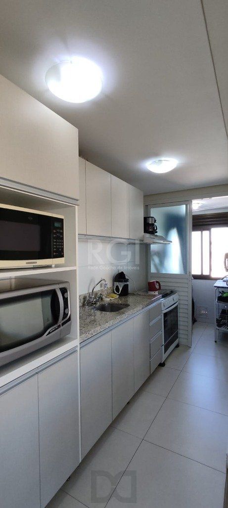 Excelente, amplo e ensolarado apartamento 3 dormitórios sendo 1 suíte, com living 2 ambientes, banheiro social, semimobiliado e com 2 vagas de garagem. — foto 29