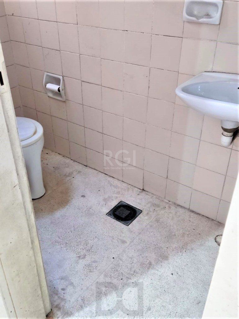 Apartamento 2 dormitórios semimobiliado, living 2 ambientes com lareira, cozinha e área de serviço, banheiro social, sacada e churrasqueira. — foto 24
