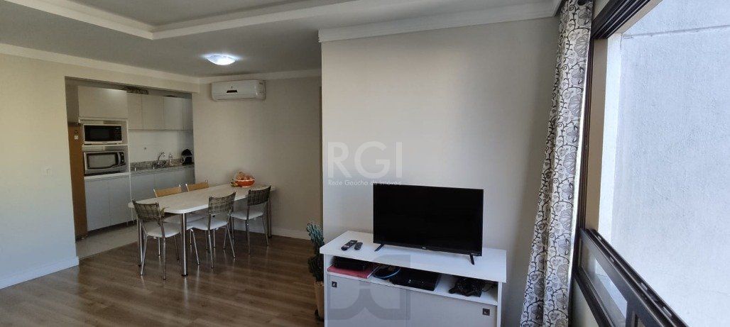 Excelente, amplo e ensolarado apartamento 3 dormitórios sendo 1 suíte, com living 2 ambientes, banheiro social, semimobiliado e com 2 vagas de garagem. — foto 24
