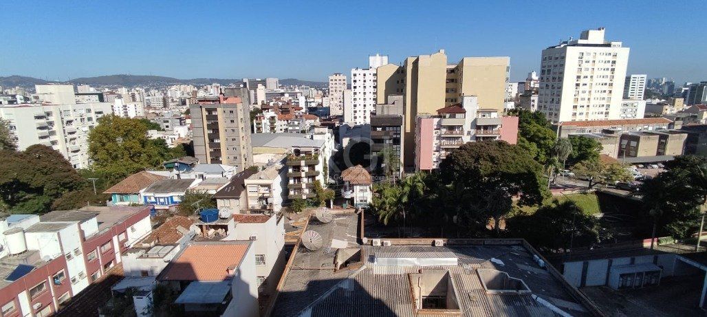 Excelente, amplo e ensolarado apartamento 3 dormitórios sendo 1 suíte, com living 2 ambientes, banheiro social, semimobiliado e com 2 vagas de garagem. — foto 9