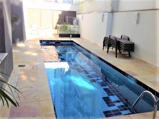 Excelente, amplo e ensolarado apartamento 3 dormitórios sendo 1 suíte, com living 2 ambientes, banheiro social, semimobiliado e com 2 vagas de garagem. — foto 7
