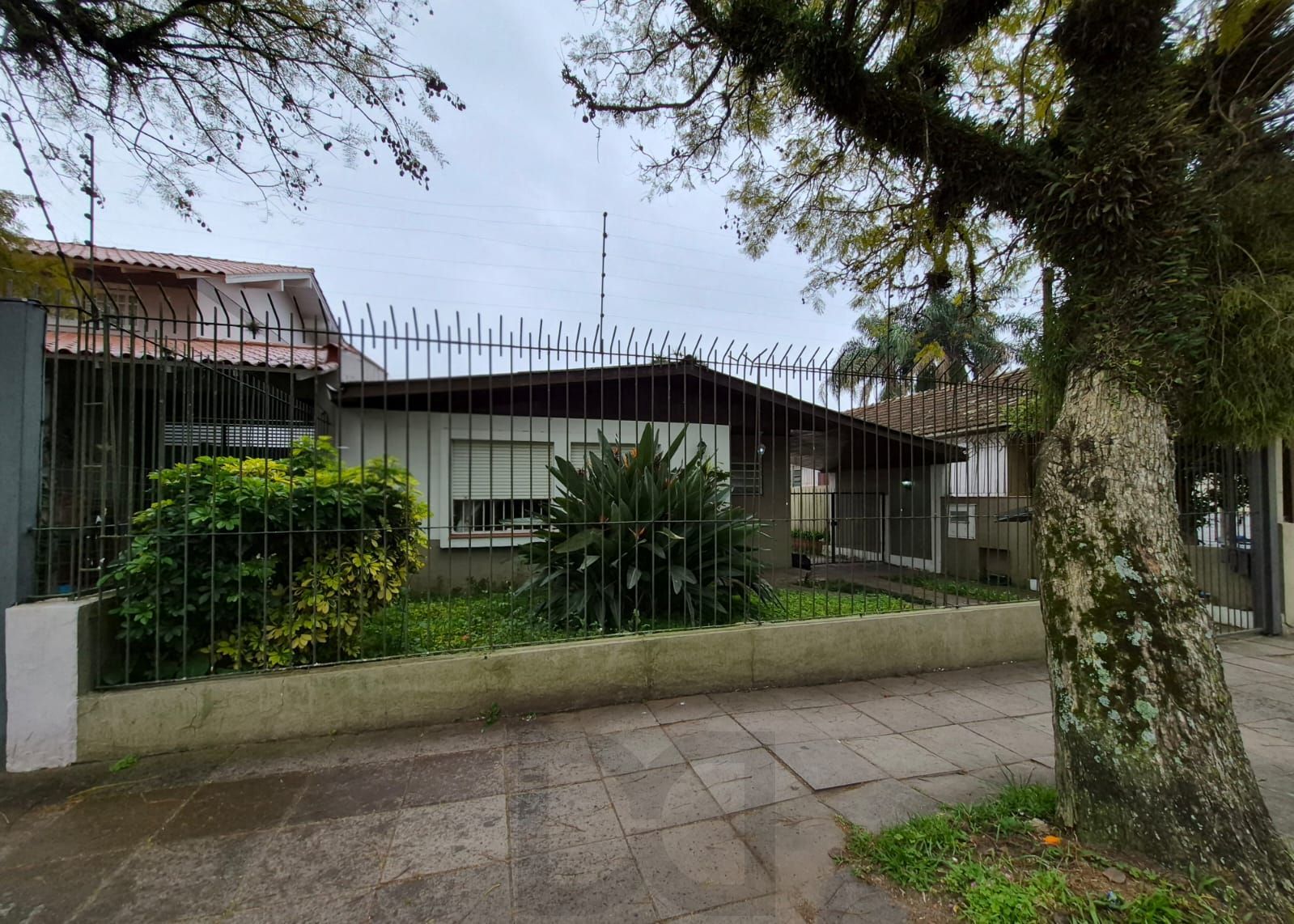 Casa 3 Dormitórios à venda com Piscina na Rua Carumbé - Porto Alegre - RS — foto 2