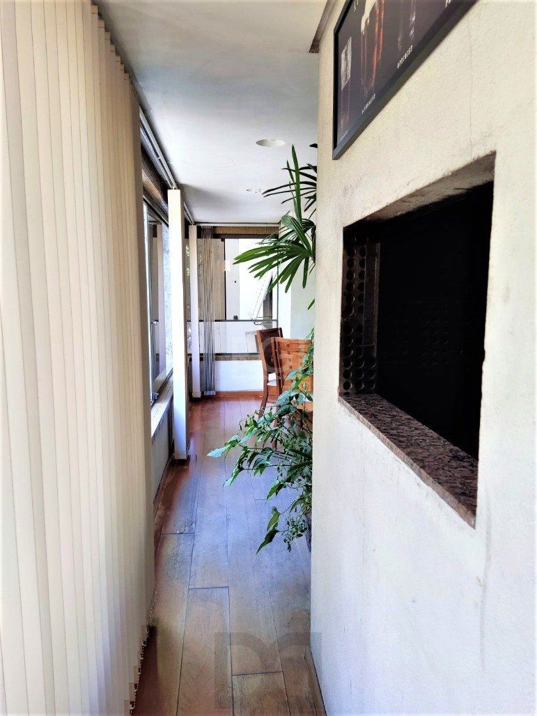Apartamento 2 dormitórios semimobiliado, living 2 ambientes com lareira, cozinha e área de serviço, banheiro social, sacada e churrasqueira. — foto 11