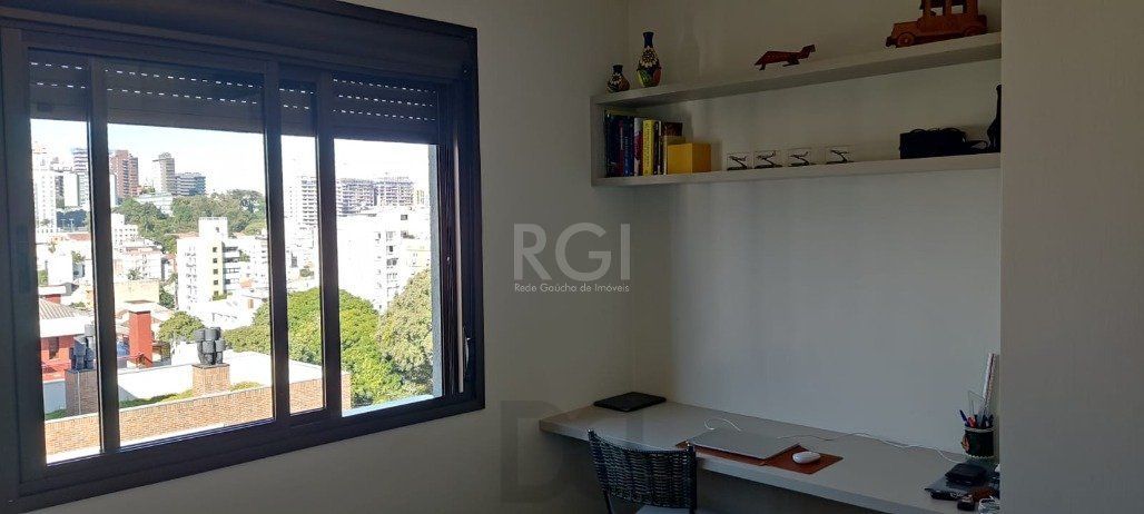 Excelente, amplo e ensolarado apartamento 3 dormitórios sendo 1 suíte, com living 2 ambientes, banheiro social, semimobiliado e com 2 vagas de garagem. — foto 34