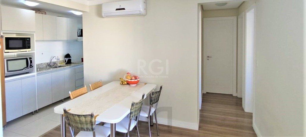 Excelente, amplo e ensolarado apartamento 3 dormitórios sendo 1 suíte, com living 2 ambientes, banheiro social, semimobiliado e com 2 vagas de garagem. — foto 22
