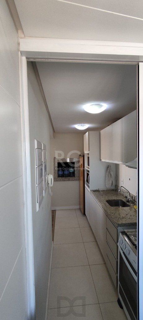 Excelente, amplo e ensolarado apartamento 3 dormitórios sendo 1 suíte, com living 2 ambientes, banheiro social, semimobiliado e com 2 vagas de garagem. — foto 27