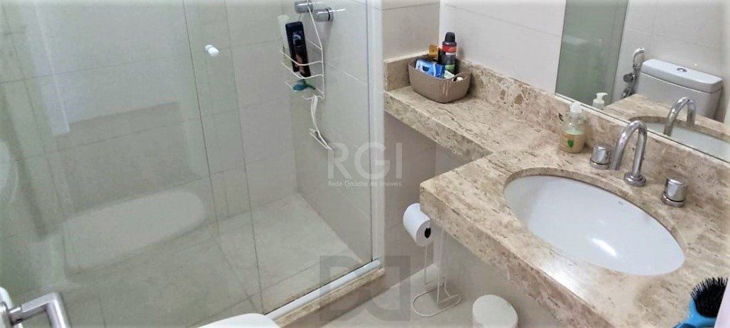 Excelente, amplo e ensolarado apartamento 3 dormitórios sendo 1 suíte, com living 2 ambientes, banheiro social, semimobiliado e com 2 vagas de garagem. — foto 46