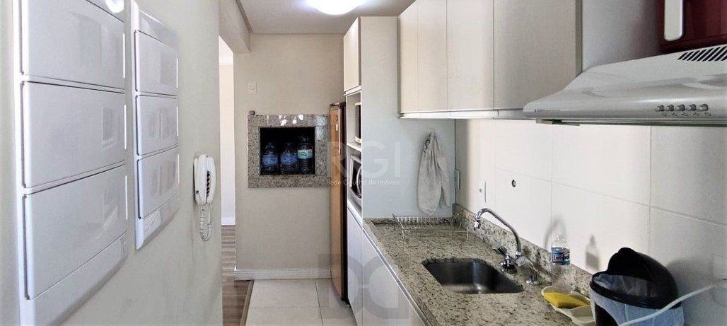 Excelente, amplo e ensolarado apartamento 3 dormitórios sendo 1 suíte, com living 2 ambientes, banheiro social, semimobiliado e com 2 vagas de garagem. — foto 30