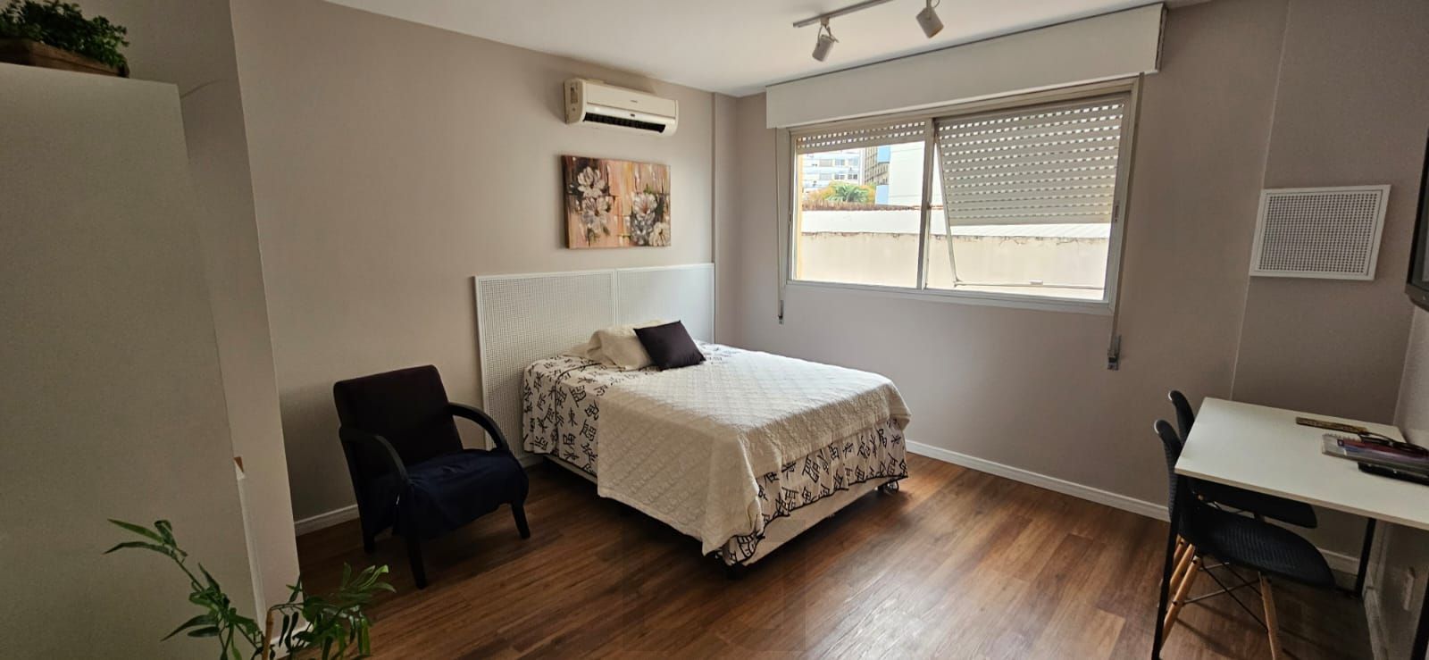 STUDIO REFORMADO E MOBILIADO NO CENTRO HISTÓRICO DE PORTO ALEGRE — foto 1
