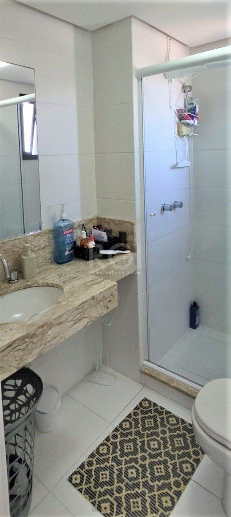 Excelente, amplo e ensolarado apartamento 3 dormitórios sendo 1 suíte, com living 2 ambientes, banheiro social, semimobiliado e com 2 vagas de garagem. — foto 35