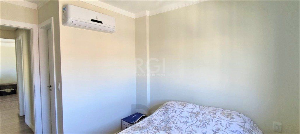 Excelente, amplo e ensolarado apartamento 3 dormitórios sendo 1 suíte, com living 2 ambientes, banheiro social, semimobiliado e com 2 vagas de garagem. — foto 31