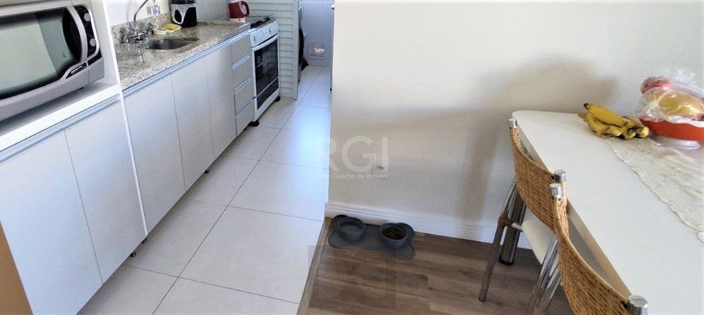 Excelente, amplo e ensolarado apartamento 3 dormitórios sendo 1 suíte, com living 2 ambientes, banheiro social, semimobiliado e com 2 vagas de garagem. — foto 28