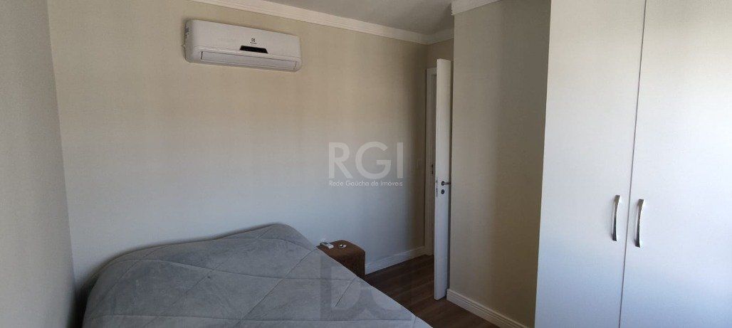 Excelente, amplo e ensolarado apartamento 3 dormitórios sendo 1 suíte, com living 2 ambientes, banheiro social, semimobiliado e com 2 vagas de garagem. — foto 39