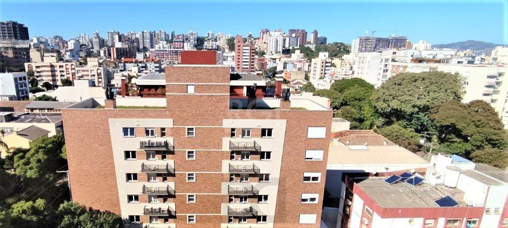 Excelente, amplo e ensolarado apartamento 3 dormitórios sendo 1 suíte, com living 2 ambientes, banheiro social, semimobiliado e com 2 vagas de garagem. — foto 8