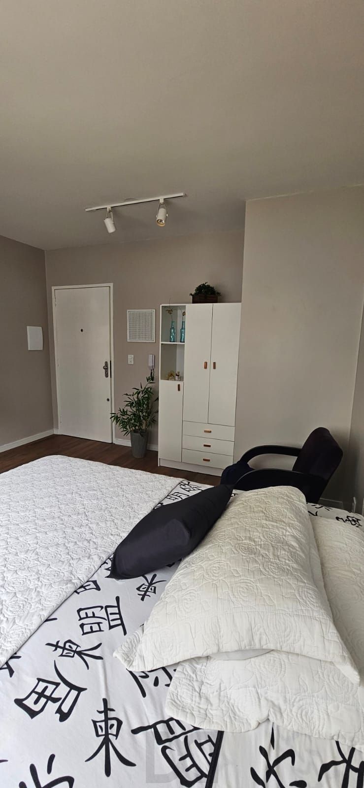STUDIO REFORMADO E MOBILIADO NO CENTRO HISTÓRICO DE PORTO ALEGRE — foto 5