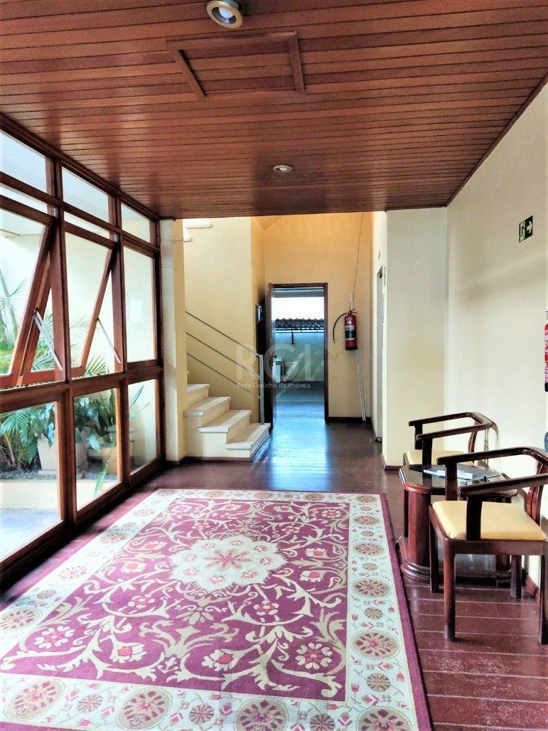 Apartamento 2 dormitórios semimobiliado, living 2 ambientes com lareira, cozinha e área de serviço, banheiro social, sacada e churrasqueira. — foto 4