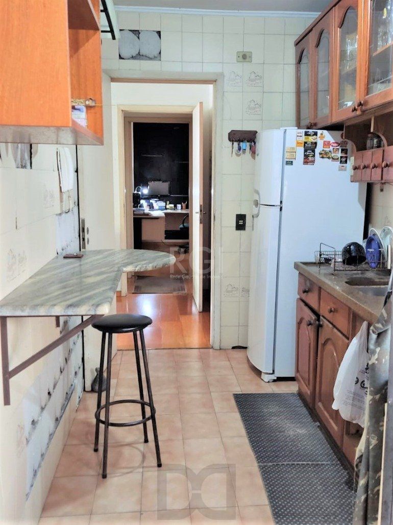 Apartamento 2 dormitórios semimobiliado, living 2 ambientes com lareira, cozinha e área de serviço, banheiro social, sacada e churrasqueira. — foto 15