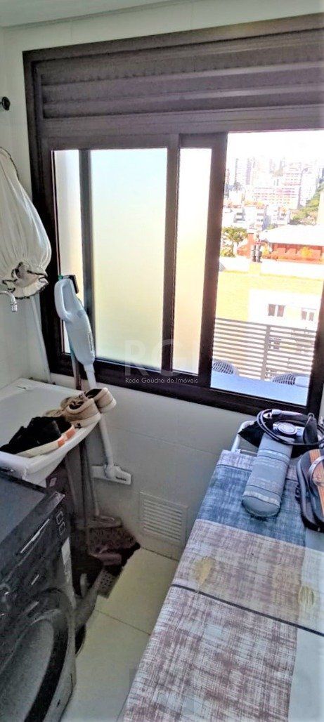 Excelente, amplo e ensolarado apartamento 3 dormitórios sendo 1 suíte, com living 2 ambientes, banheiro social, semimobiliado e com 2 vagas de garagem. — foto 47