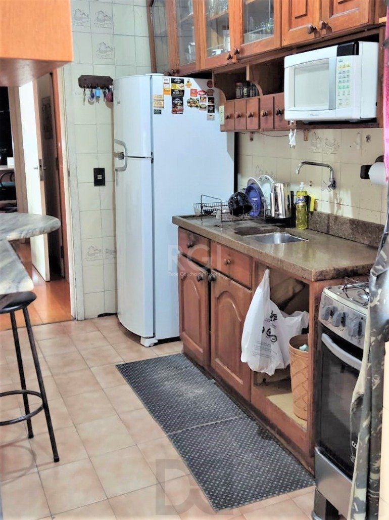 Apartamento 2 dormitórios semimobiliado, living 2 ambientes com lareira, cozinha e área de serviço, banheiro social, sacada e churrasqueira. — foto 14
