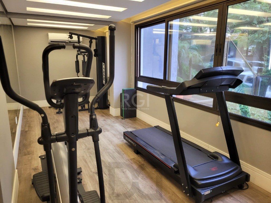 Excelente, amplo e ensolarado apartamento 3 dormitórios sendo 1 suíte, com living 2 ambientes, banheiro social, semimobiliado e com 2 vagas de garagem. — foto 6