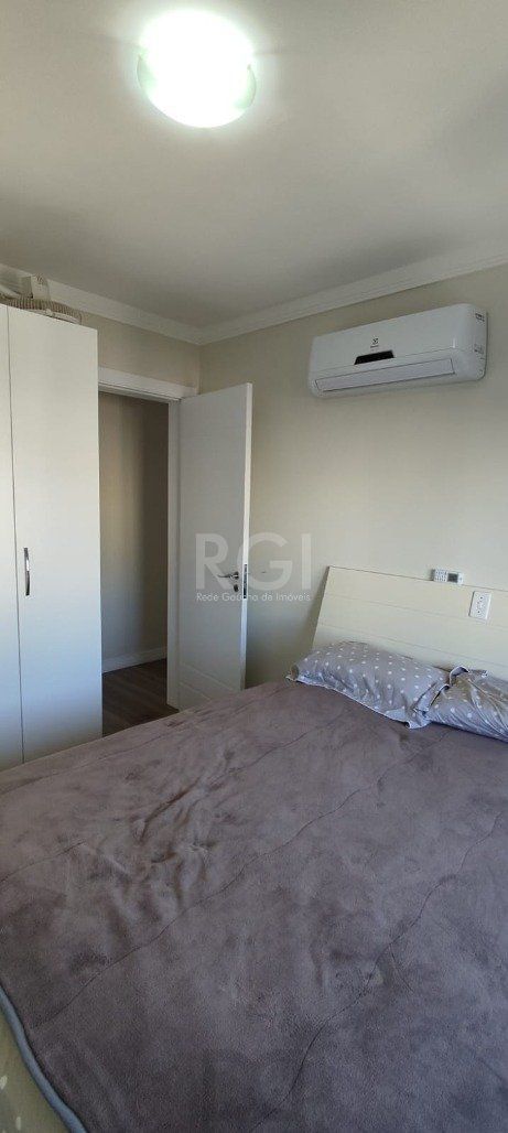 Excelente, amplo e ensolarado apartamento 3 dormitórios sendo 1 suíte, com living 2 ambientes, banheiro social, semimobiliado e com 2 vagas de garagem. — foto 43