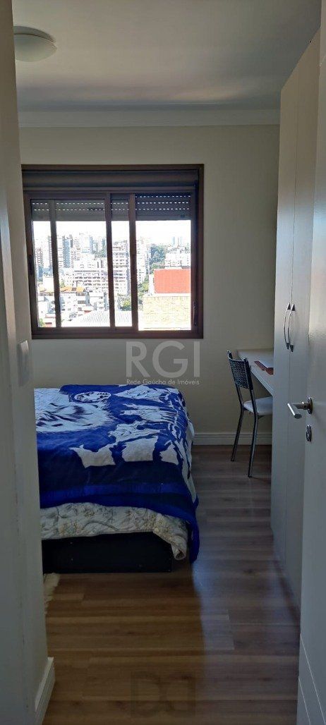 Excelente, amplo e ensolarado apartamento 3 dormitórios sendo 1 suíte, com living 2 ambientes, banheiro social, semimobiliado e com 2 vagas de garagem. — foto 32