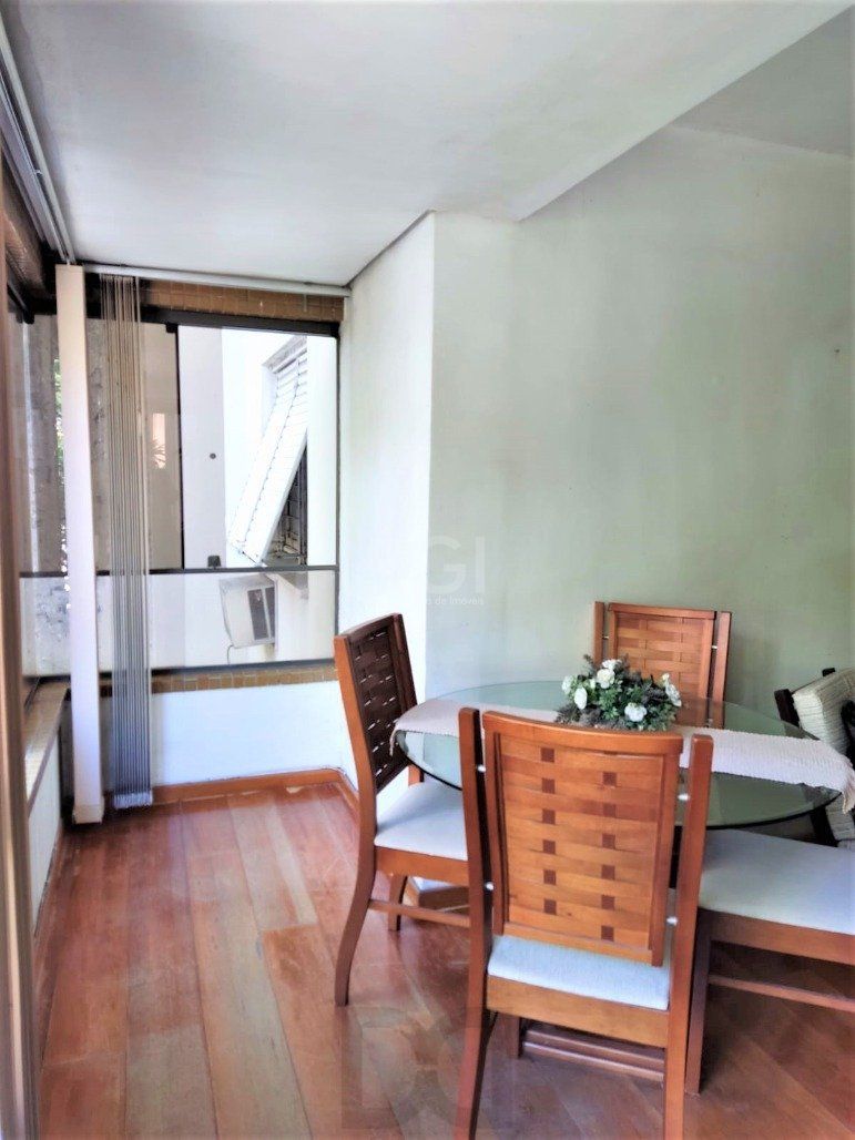 Apartamento 2 dormitórios semimobiliado, living 2 ambientes com lareira, cozinha e área de serviço, banheiro social, sacada e churrasqueira. — foto 13