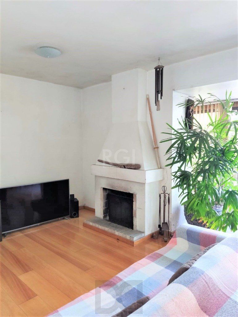 Apartamento 2 dormitórios semimobiliado, living 2 ambientes com lareira, cozinha e área de serviço, banheiro social, sacada e churrasqueira. — foto 9