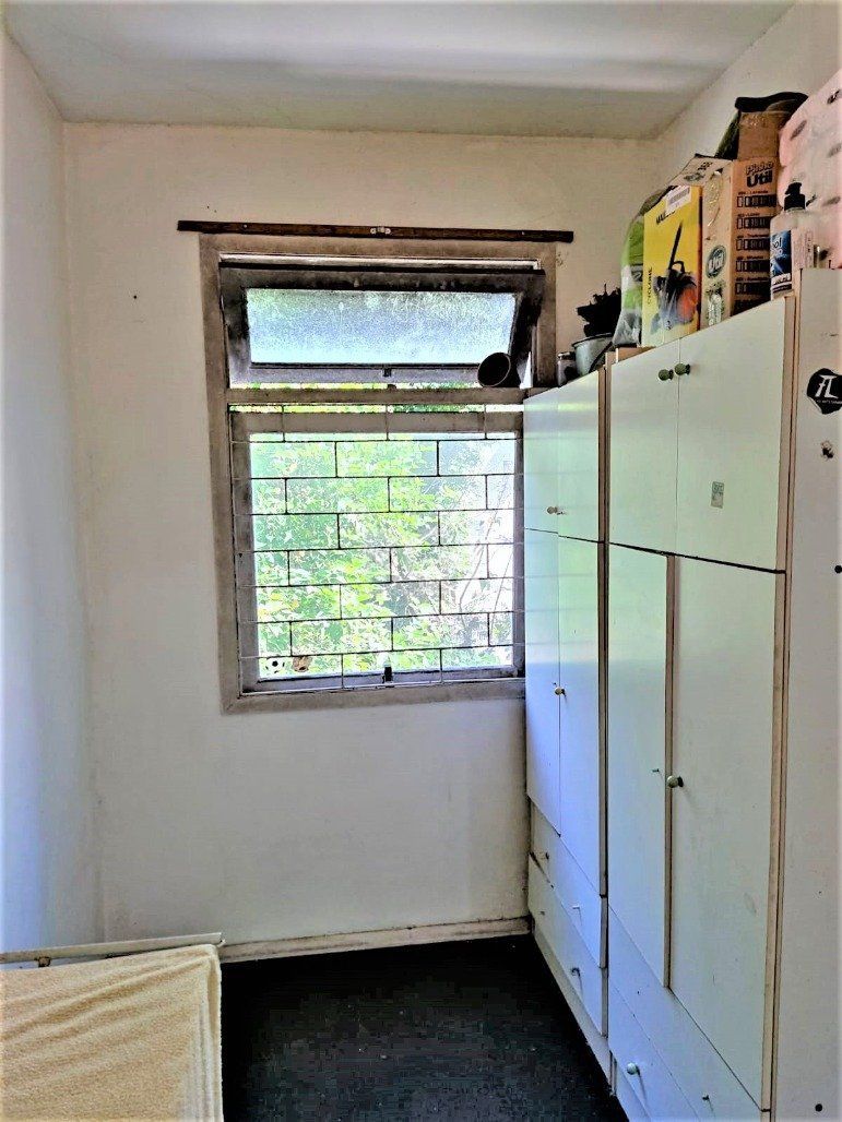 Apartamento 2 dormitórios semimobiliado, living 2 ambientes com lareira, cozinha e área de serviço, banheiro social, sacada e churrasqueira. — foto 23