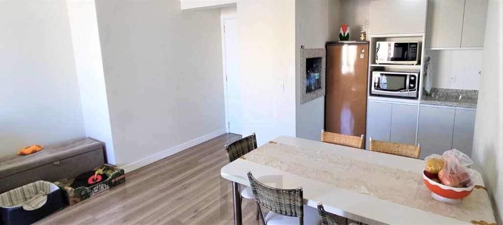 Excelente, amplo e ensolarado apartamento 3 dormitórios sendo 1 suíte, com living 2 ambientes, banheiro social, semimobiliado e com 2 vagas de garagem. — foto 23