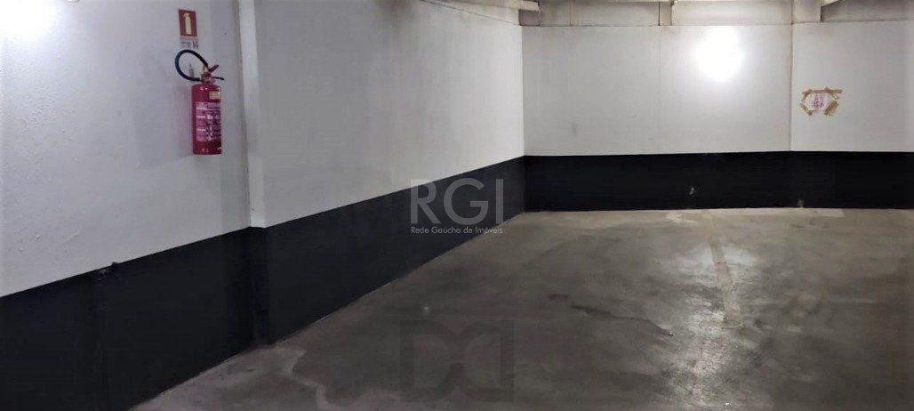 Excelente, amplo e ensolarado apartamento 3 dormitórios sendo 1 suíte, com living 2 ambientes, banheiro social, semimobiliado e com 2 vagas de garagem. — foto 48