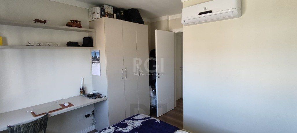 Excelente, amplo e ensolarado apartamento 3 dormitórios sendo 1 suíte, com living 2 ambientes, banheiro social, semimobiliado e com 2 vagas de garagem. — foto 33