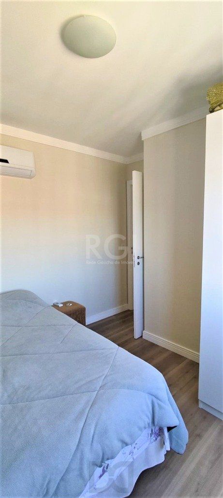 Excelente, amplo e ensolarado apartamento 3 dormitórios sendo 1 suíte, com living 2 ambientes, banheiro social, semimobiliado e com 2 vagas de garagem. — foto 38