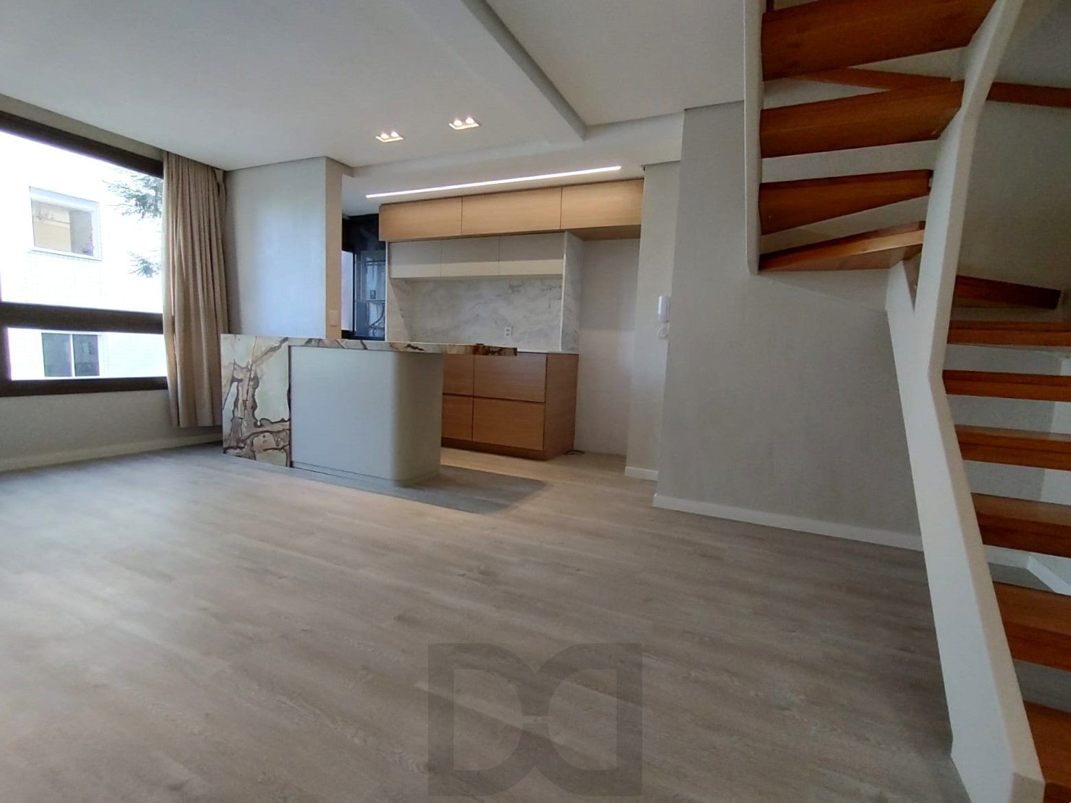 Lindo Duplex 2 dormitórios todo reformado na Dona Laura — foto 1