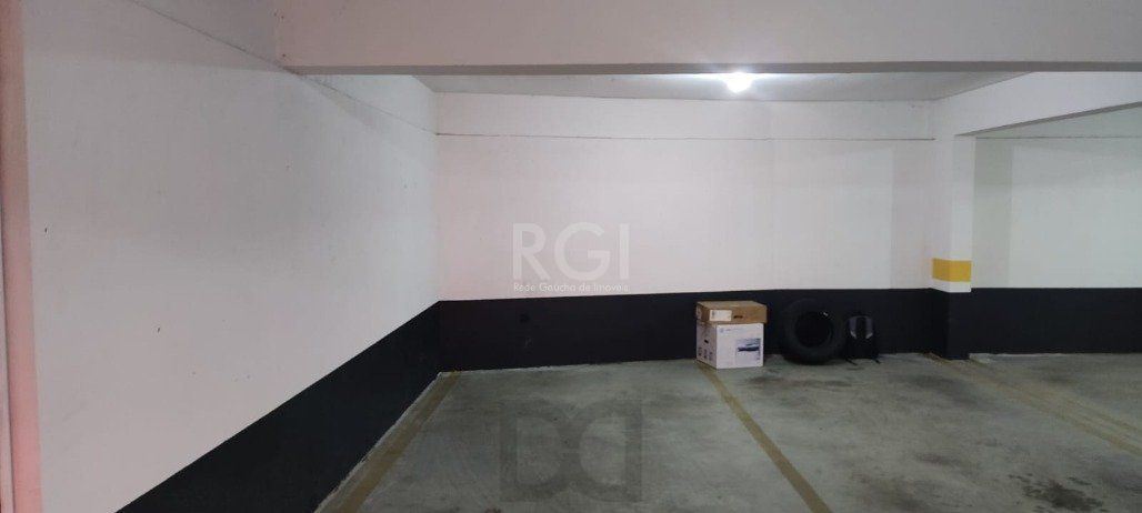 Excelente, amplo e ensolarado apartamento 3 dormitórios sendo 1 suíte, com living 2 ambientes, banheiro social, semimobiliado e com 2 vagas de garagem. — foto 49