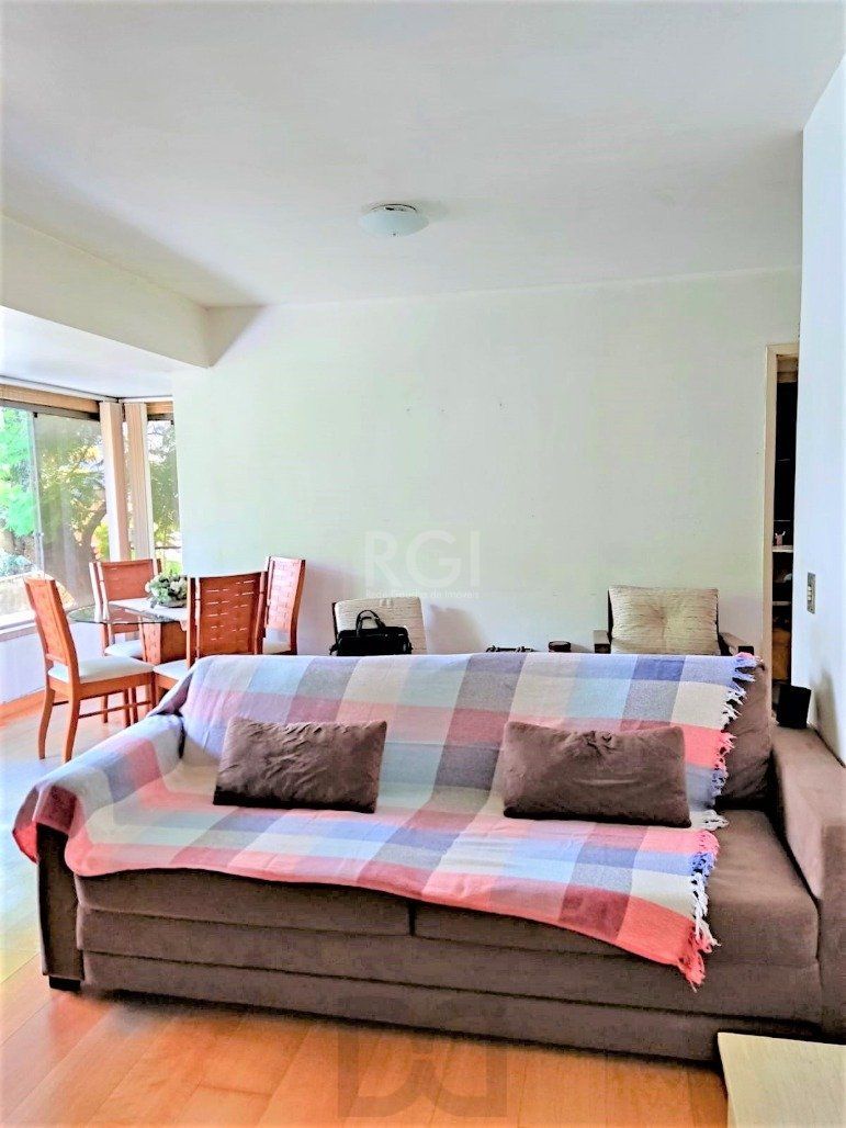 Apartamento 2 dormitórios semimobiliado, living 2 ambientes com lareira, cozinha e área de serviço, banheiro social, sacada e churrasqueira. — foto 6