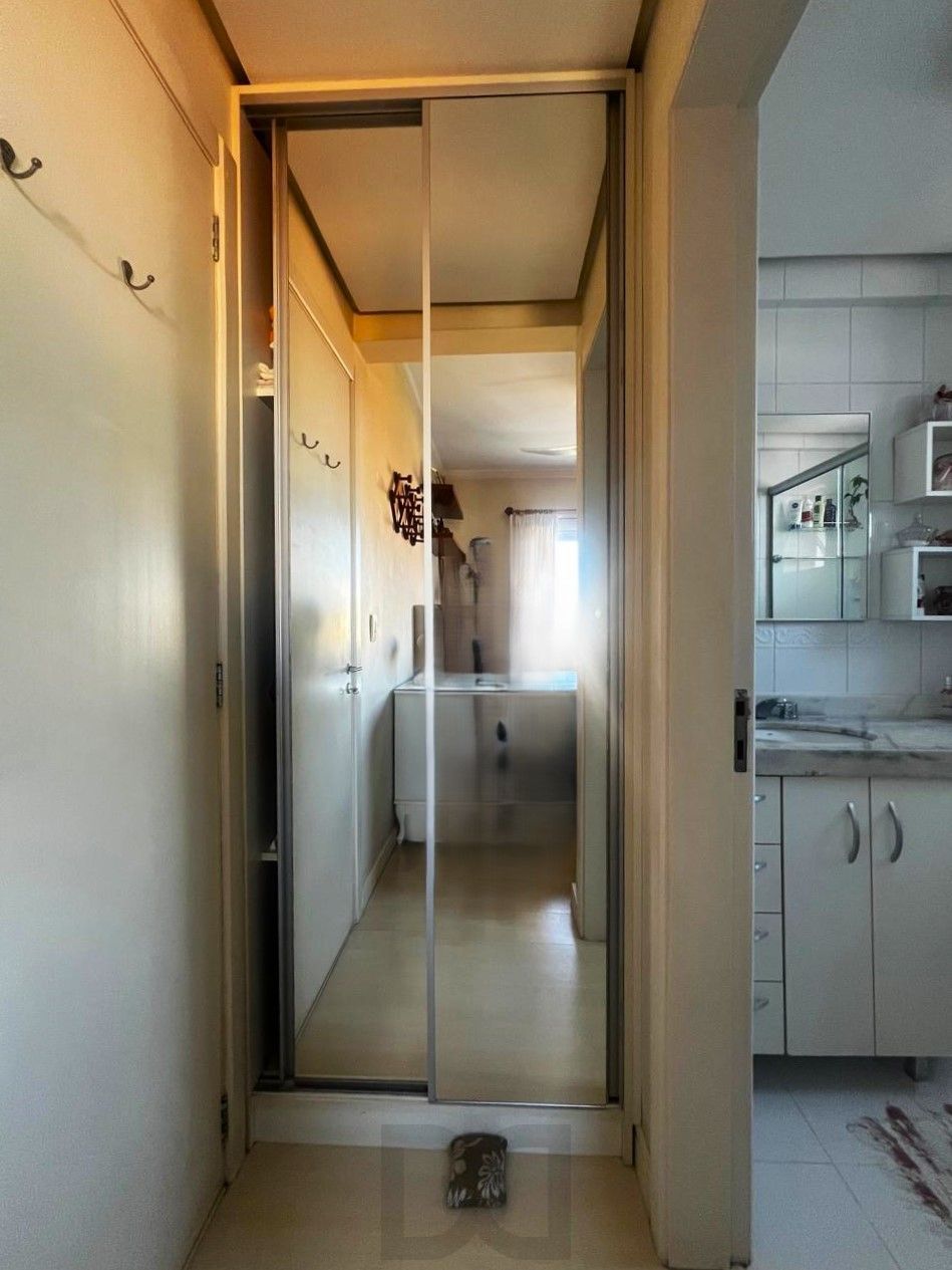 Corredor da suíte espelhado