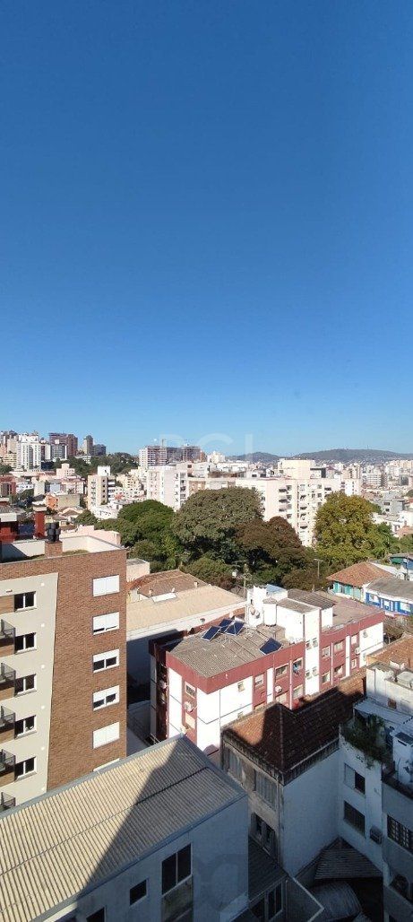 Excelente, amplo e ensolarado apartamento 3 dormitórios sendo 1 suíte, com living 2 ambientes, banheiro social, semimobiliado e com 2 vagas de garagem. — foto 40