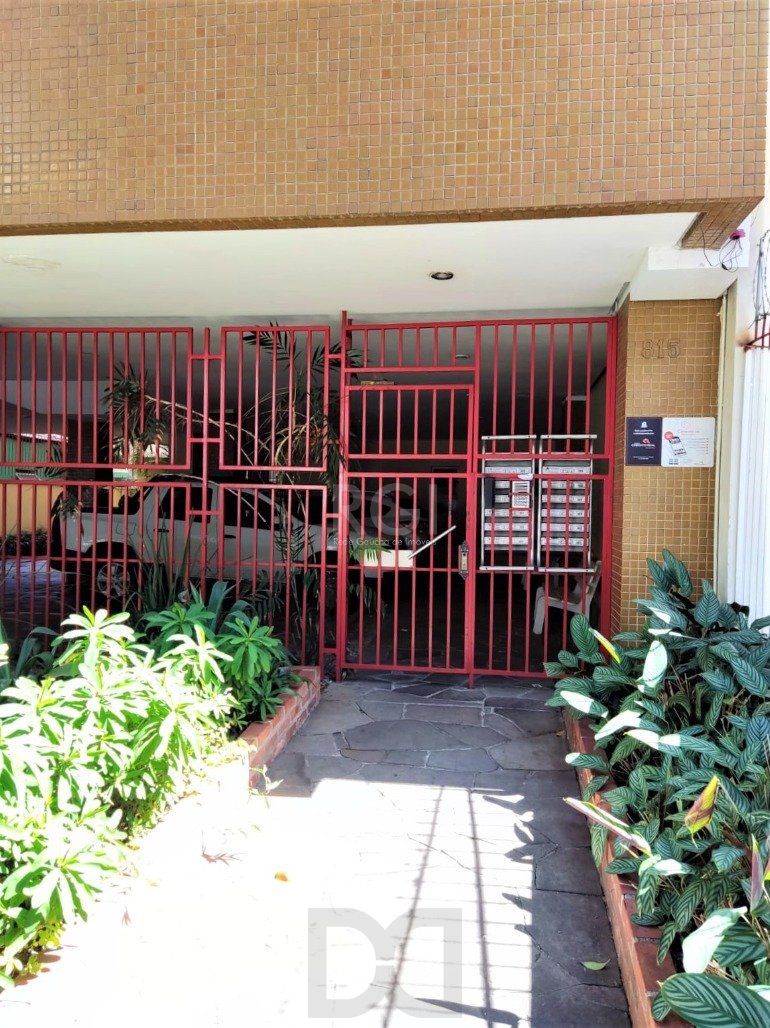 Apartamento 2 dormitórios semimobiliado, living 2 ambientes com lareira, cozinha e área de serviço, banheiro social, sacada e churrasqueira. — foto 3