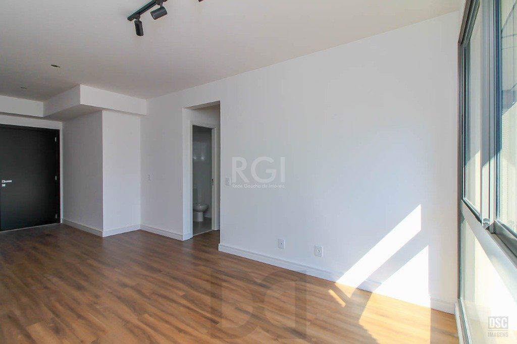 Semi mobiliado 2 quartos (1 suíte) e 1 vaga. Infra completa e ótima localização — foto 5