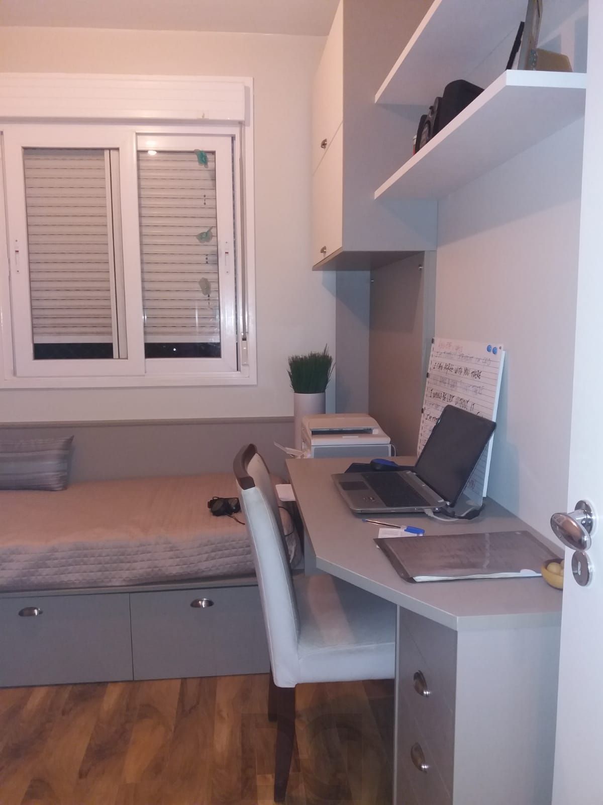 Lindo apartamento semi mobiliado, 3 quartos (1 suíte), churrasqueira e vaga. — foto 12