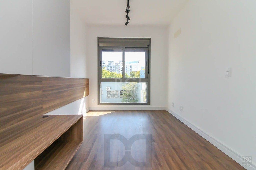 Semi mobiliado 2 quartos (1 suíte) e 1 vaga. Infra completa e ótima localização — foto 9