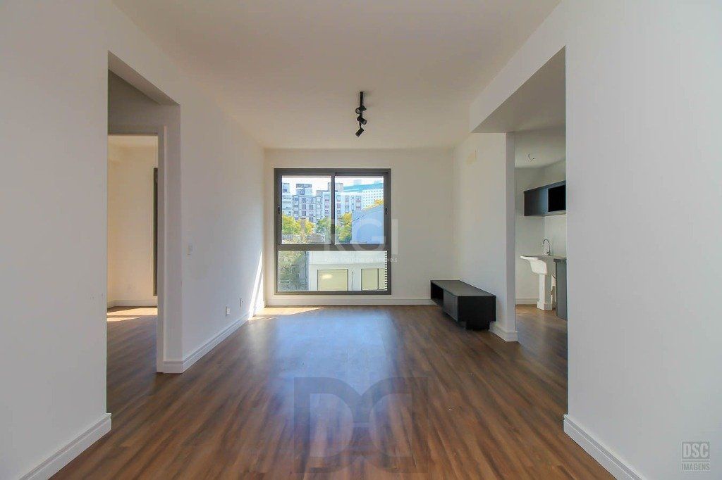 Semi mobiliado 2 quartos (1 suíte) e 1 vaga. Infra completa e ótima localização — foto 2