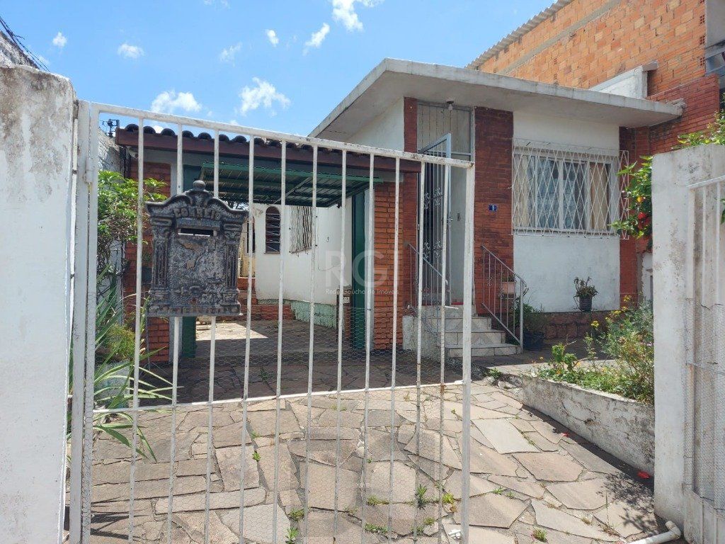 CASA COM CHURRASQUEIRA E GARAGEM PARA 2 CARROS — foto 2