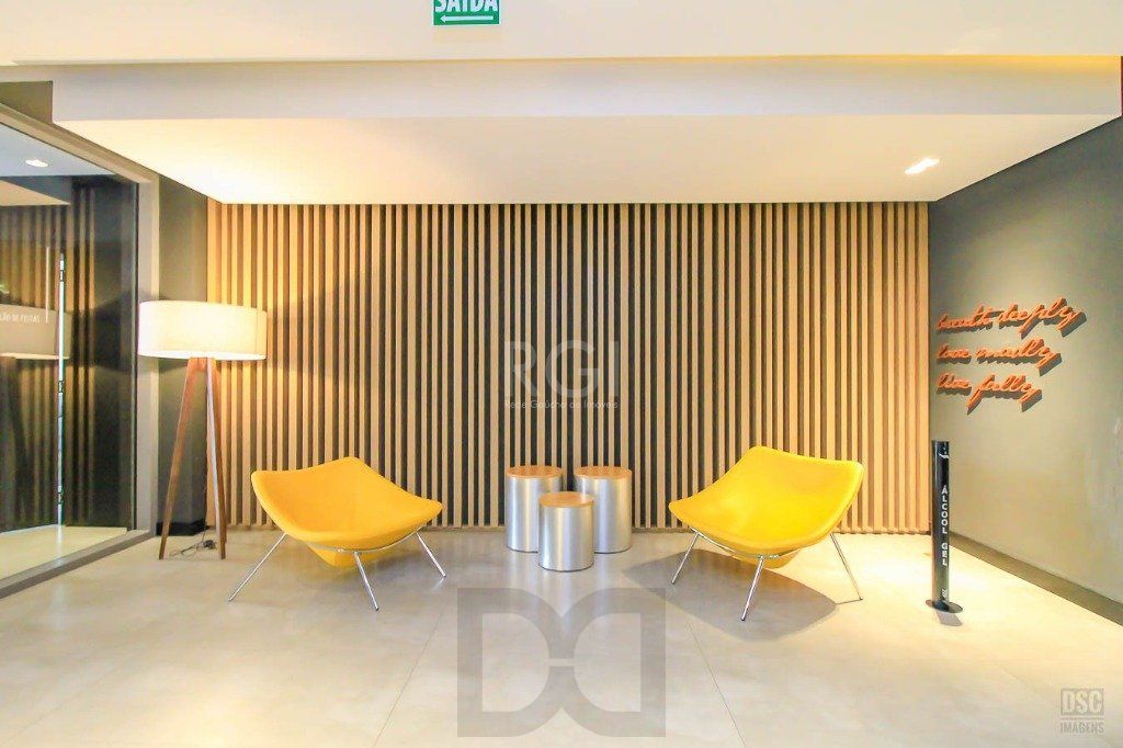 Semi mobiliado 2 quartos (1 suíte) e 1 vaga. Infra completa e ótima localização — foto 33