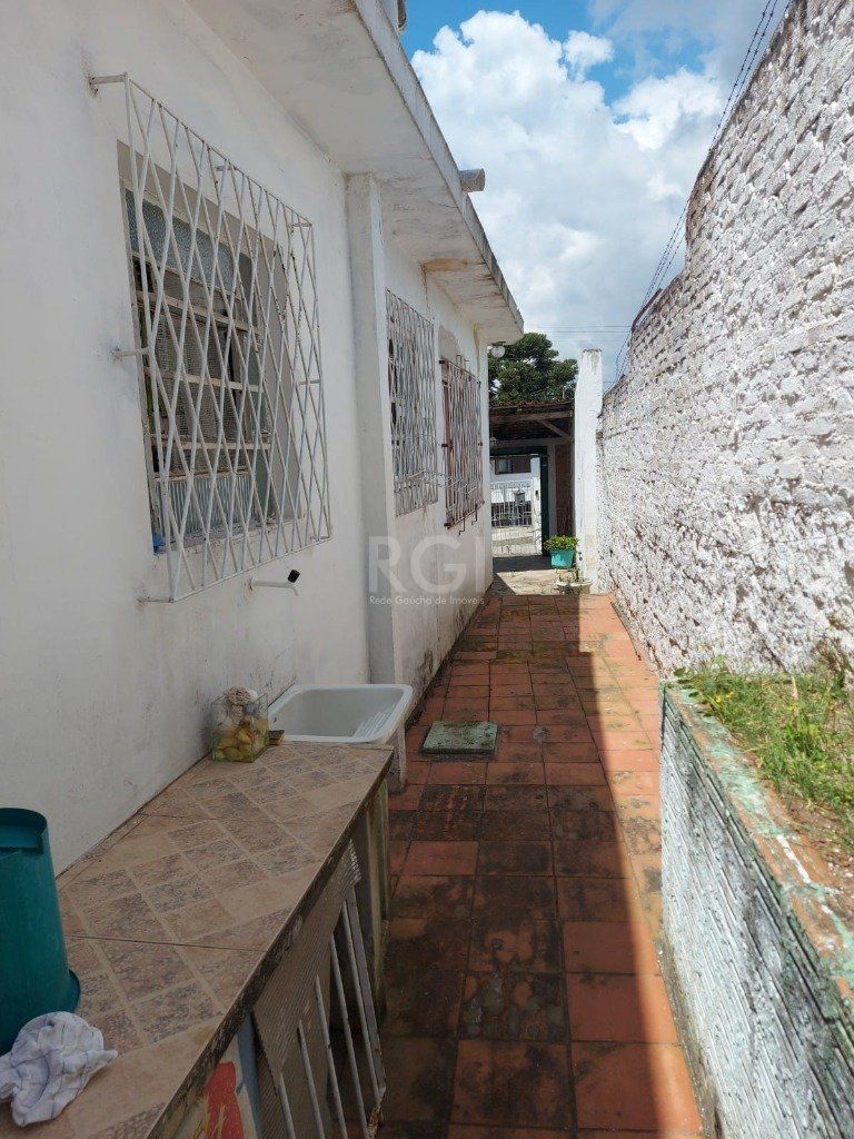 CASA COM CHURRASQUEIRA E GARAGEM PARA 2 CARROS — foto 6