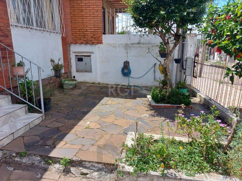 CASA COM CHURRASQUEIRA E GARAGEM PARA 2 CARROS — foto 3