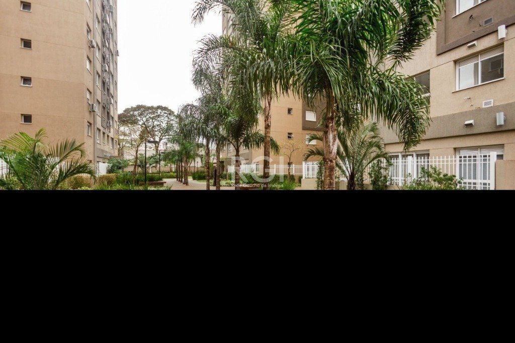 Vende apartamento, 03 dormitórios, living para dois ambientes, banheiro social, cozinha com churrasqueira e área de serviço e garagem. — foto 10