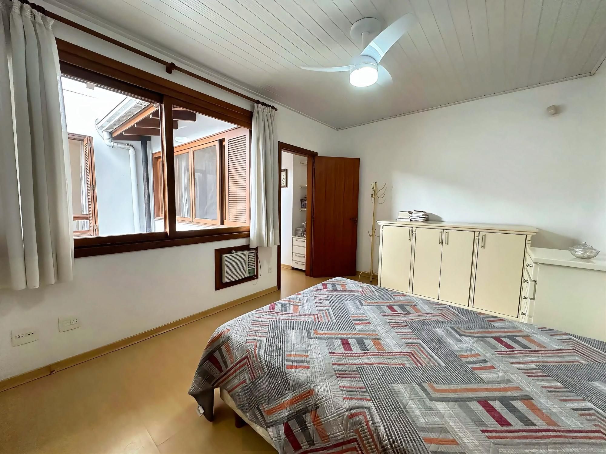 Casa com 4 dormitórios e 309m² à venda em Floresta, Porto Alegre. — foto 11