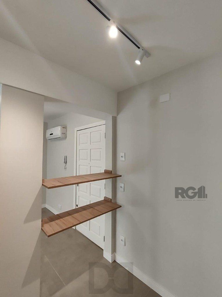 Apartamento semi mobiliado, 67m², 2 dormitórios, 1 vaga no bairro Petrópolis — foto 5